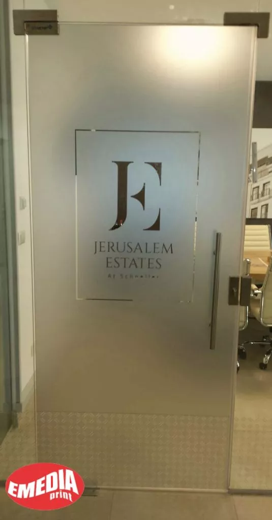 מדבקת התזת חול על חלון עם לוגו