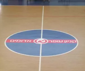 מדבקה נגד החלקה לרצפה מגרש כדורסל